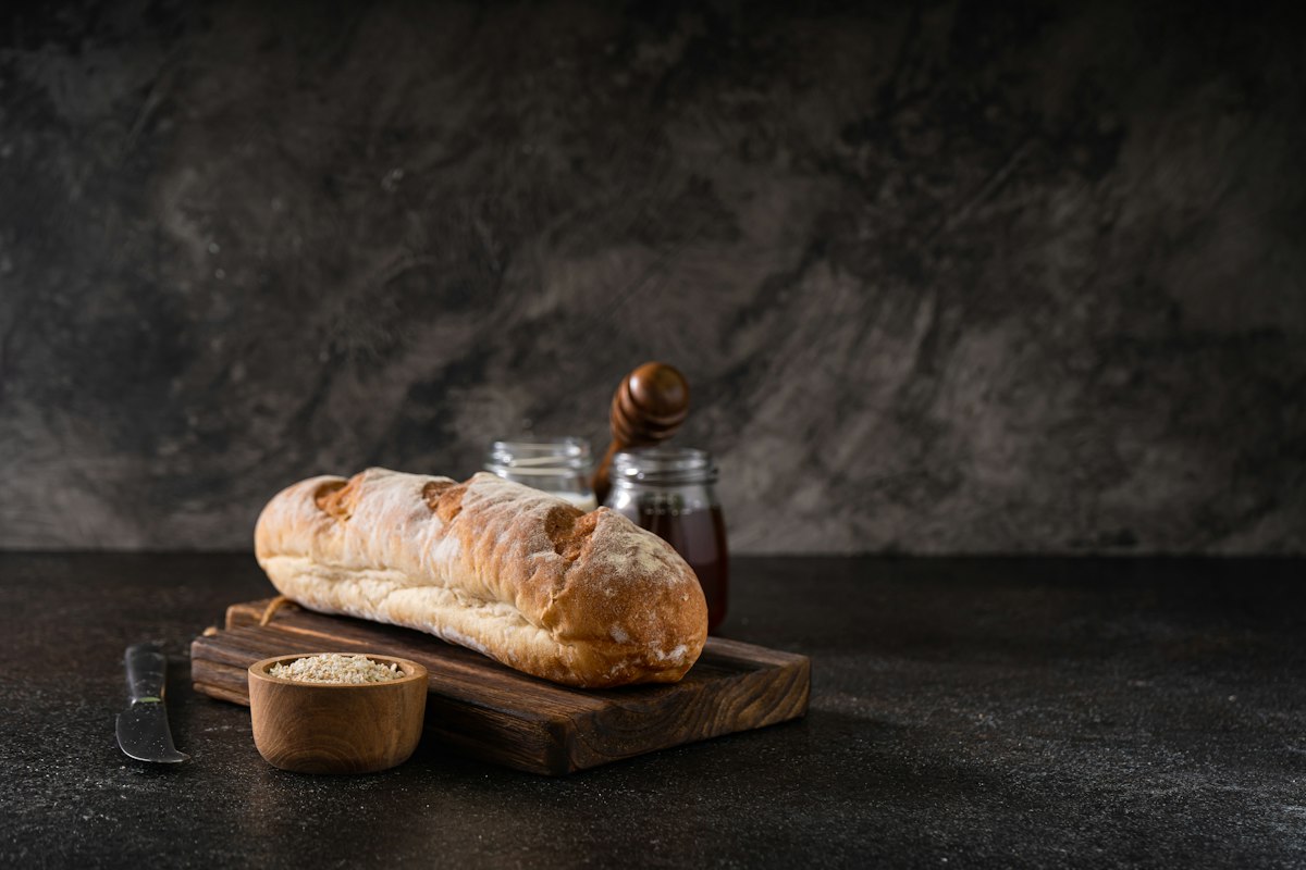 Pâine rustică proaspăt coaptă, pe un fund de lemn